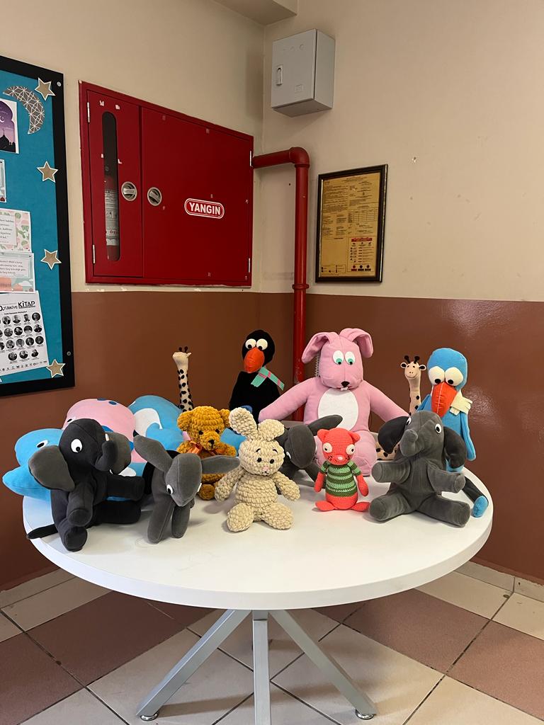 MithatpasaM's tweet photo. 🐻👶🏻🧸Okulumuz çocuk gelişimi alanı öğretmen ve öğrencilerimizin  afet bölgesindeki çocuklara 23 nisan hediyesi olarak gönderilecek hediyeleridir el emeği göz nuru emeği çok çalışmalar 👶🏻🐻🧸
@istanbul_MTE
@istanbulilmem
@uskudarmem https://t.co/yUtQzxup2B