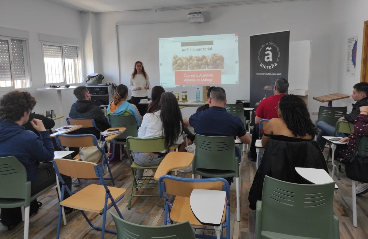 AlorenaDeMalaga's tweet photo. FORMACIÓN EN IES JACARANDA
Hoy hemos llevado a cabo nuestra formación en el #IESJacaranda, y en concreto, dirigida al alumnado de primero de cocina. ¡Gracias por vuestro interés!
Subvencionado por @diputacionMLG y @SaboraMalaga
#formacionaloreña #dop #aloreña https://t.co/gZsrwCxVpy