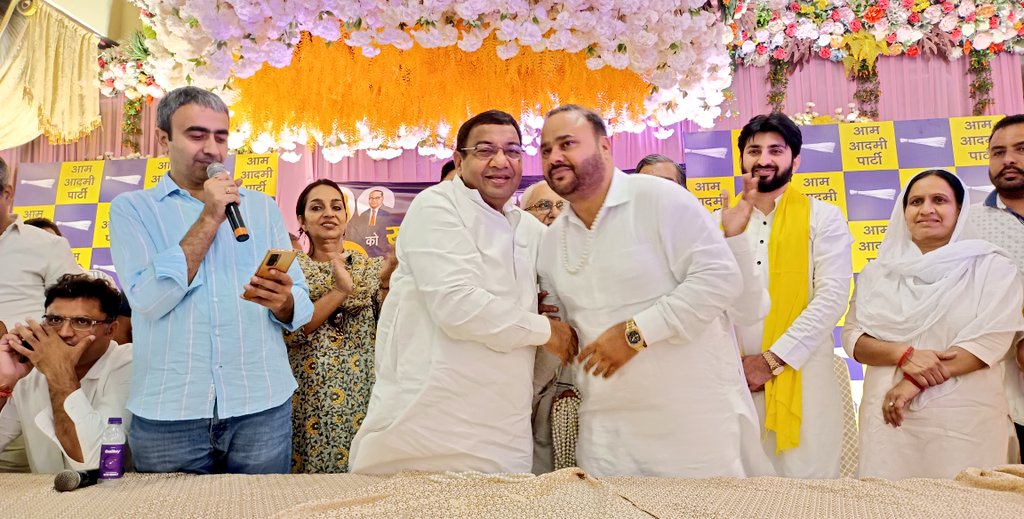 DrSushilKrGupta's tweet photo. हरियाणा प्रदेश में @AAPHaryana द्वारा चलाए गए #AAP_हरियाणा_मेगा_सदस्यता_अभियान में पूरे सदस्यता अभियान में टाॅप-50 साथियों को आज करनाल में आयोजित समारोह में सम्मानित किया गया।
इस अभियान में 10 लाख से ज्यादा लोगों को @AamAadmiParty से जोड़ा गया है। https://t.co/GLI05A4ojQ
