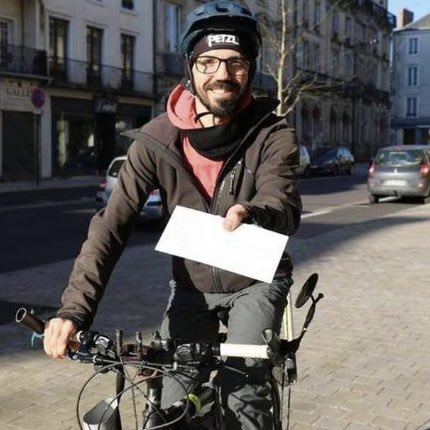 🇫🇷 Bastien Delesalle, nomade à vélo, a parcouru 500 km pour réconcilier Sophie avec son frère ! Parti de Bretagne, il a roulé plus de 10 jours jusqu'en Bourgogne afin de faire parvenir une lettre permettant de renouer le dialogue entre les deux ! ❤ (Ouest-France)