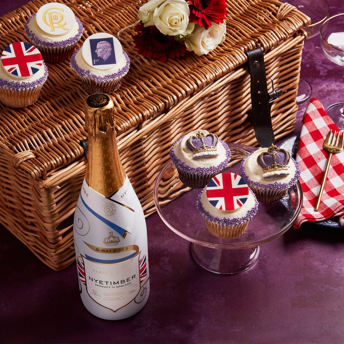 Check out our #coronation gift box in collaboration with <a href="/hummingbbakery/">Hummingbird Bakery</a> and <a href="/Nyetimber/">Nyetimber</a> 
Perfect for the office party or the street party! Fit for royalty. marlo.wine/products/hummi…