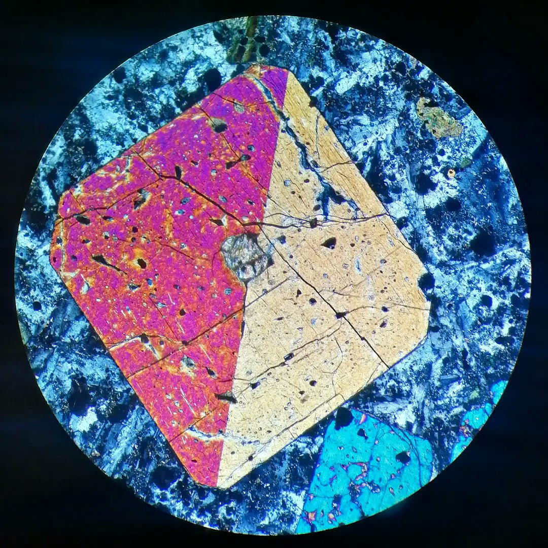 geologistfamily's tweet photo. #Pyroxene crystal with perfect twinning in a basalt from southeast of Iran. XPL (cross polarised light) image, 2x (Field of view 7 mm)
#geologistfamily #magma #geology #thinsection #geologist #volcano https://t.co/VGHKiIa0cC