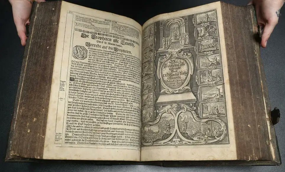 FelixRuizH's tweet image. El medievalista Grigory Kessel encontró una nueva interpretación del capítulo 12 de Mateo oculta en una Biblia del siglo VI misteriored.com/el-medievalist… Imagen: Sean Gallup (Getty Images).