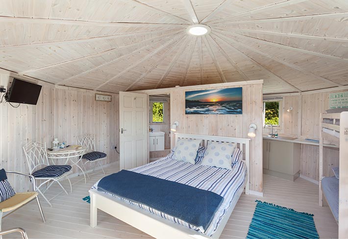 👪FAMILY ESCAPES👪
Unique cabins with a shower room and kitchenette sleep 2-4 guests. 
Situated close to the North #Devon coast at Hartland.
 bit.ly/3UxGQTe
Read a QA review here: bit.ly/3KtB3sZ
#staycation #holiday #family #coastalwalks #seaside #makememories
