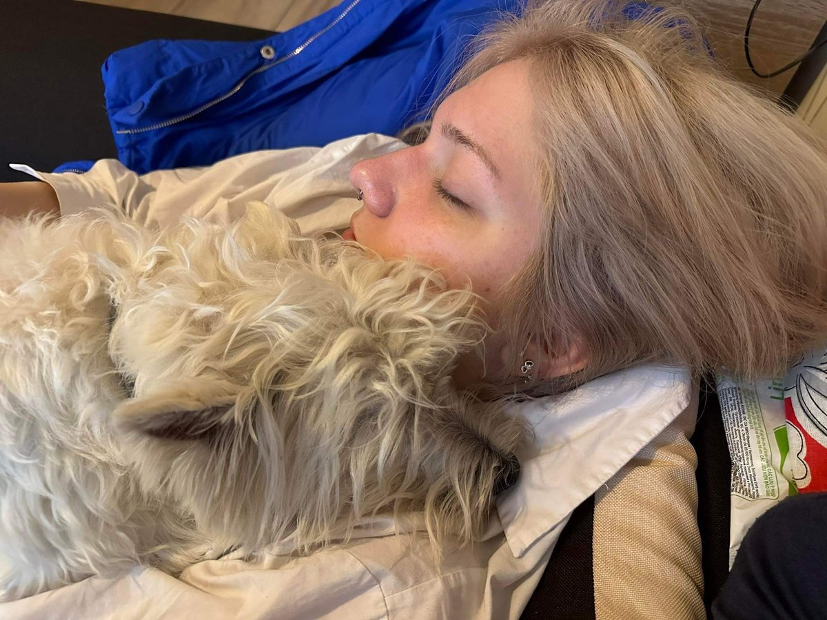 preadragastoasa's tweet photo. dragostea se simte ca o fiinta vie ce doarme pe pieptul tau:( https://t.co/KPqzBTIW0Q