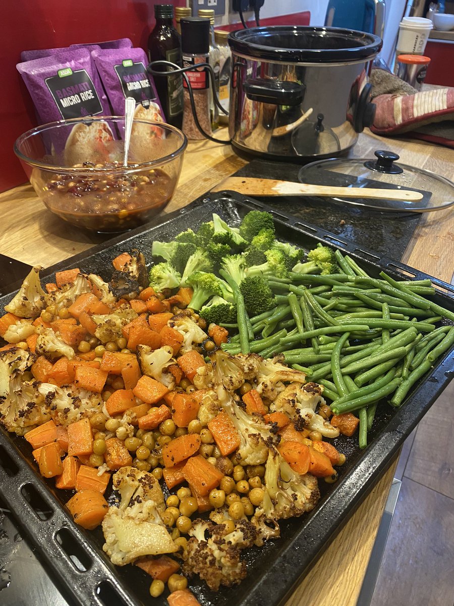 curious12design's tweet photo. This week we’re on beef chilli, packed with roasted veggies and served with the team favourite Jam Shed Shiraz and jalapeño/coriander/rocket salad. 💪🏼 https://t.co/zgQofzALTU