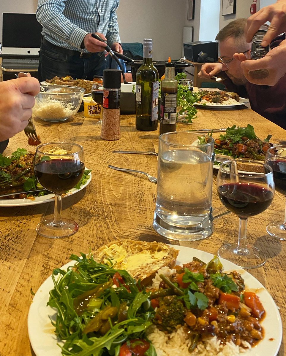 curious12design's tweet photo. This week we’re on beef chilli, packed with roasted veggies and served with the team favourite Jam Shed Shiraz and jalapeño/coriander/rocket salad. 💪🏼 https://t.co/zgQofzALTU