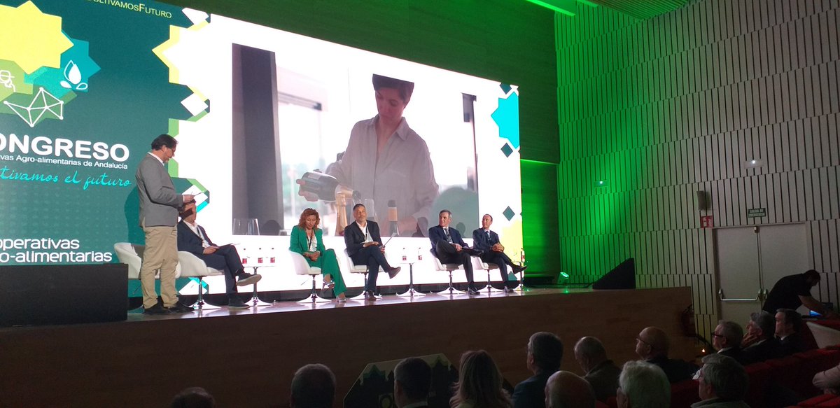 eComercioAgrario (@ecomercioagr) on Twitter photo Mesa Redonda: Innovar en las #cooperativas para llevar al #consunidor
✅Julio Roda, CEO <a href="/agrosevilla_/">Agrosevilla</a>
✅ Nuria Yanez, D. Técnica <a href="/almasubbetica/">Almazaras de la Subbética</a>
✅ Xoan A. Allegue, Pte. <a href="/BodMartinCodax/">BodegasMartínCódax</a>
✅Juan Carlos Pozo, CEO <a href="/EAGroup/">EA Group</a>
✅Enrique Colilles, CEO <a href="/fTROPS/">TROPS</a>
#CongresoCoopsAgroAND Mesa Redonda: Innovar en las #cooperativas para llevar al #consunidor
✅Julio Roda, CEO <a href="/agrosevilla_/">Agrosevilla</a>
✅ Nuria Yanez, D. Técnica <a href="/almasubbetica/">Almazaras de la Subbética</a>
✅ Xoan A. Allegue, Pte. <a href="/BodMartinCodax/">BodegasMartínCódax</a>
✅Juan Carlos Pozo, CEO <a href="/EAGroup/">EA Group</a>
✅Enrique Colilles, CEO <a href="/fTROPS/">TROPS</a>
#CongresoCoopsAgroAND