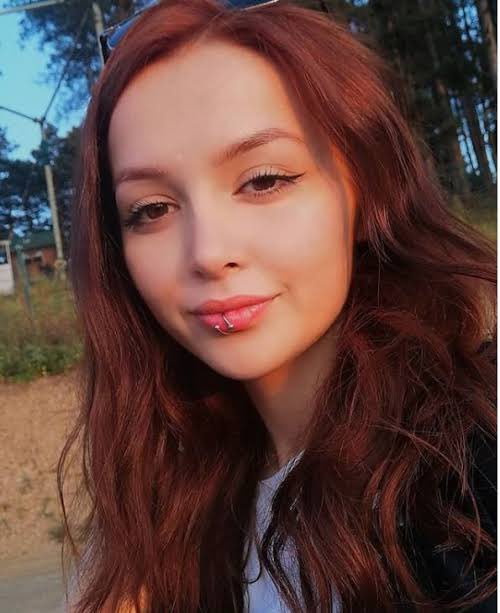 Ordu’da evine girerken cezaevi kaçkını bir erkek tarafından sırtından bıçaklanarak öldürülen Ceren Özdemir’i hatırla.