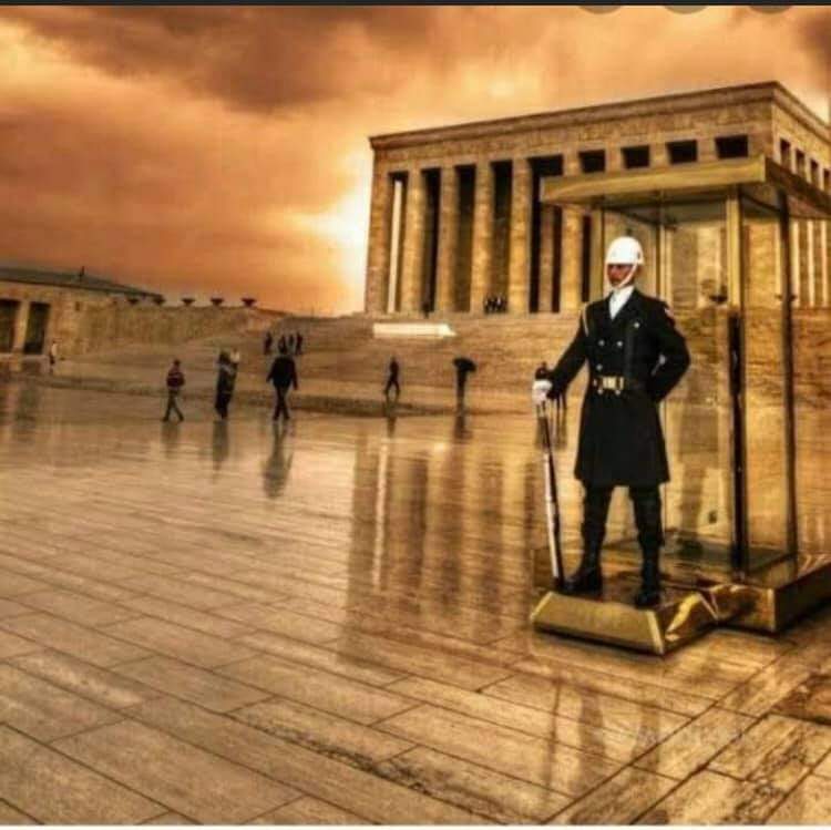 Müthiş bir bilgi.

Türklerin son Kurgan'ı: ANITKABİR

Anıtkabir’in planı ve yapıldığı yer tamamen Türk tarihinde önemli yeri olan kurgan mantığına göre belirlenmiştir. Anıtkabir’in bulunduğu yer olan Rasattepe eski bir Frig yerleşkesidir. Anıttepe’nin yükseltisi 907 metredir.