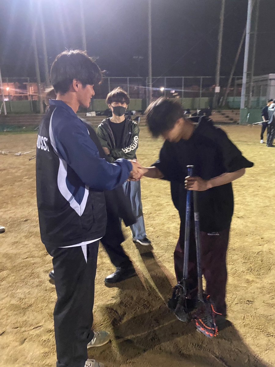 kitlax2023's tweet photo. 今日も5人の新入生がプレイヤーとして入部してくれました🎉ありがとう！皆で新人戦勝ちにいこう！💪

主将とガッチリ固い握手も交わしました😀
#春から工繊 #春から京都工芸繊維大学 https://t.co/KvtqMowUgJ