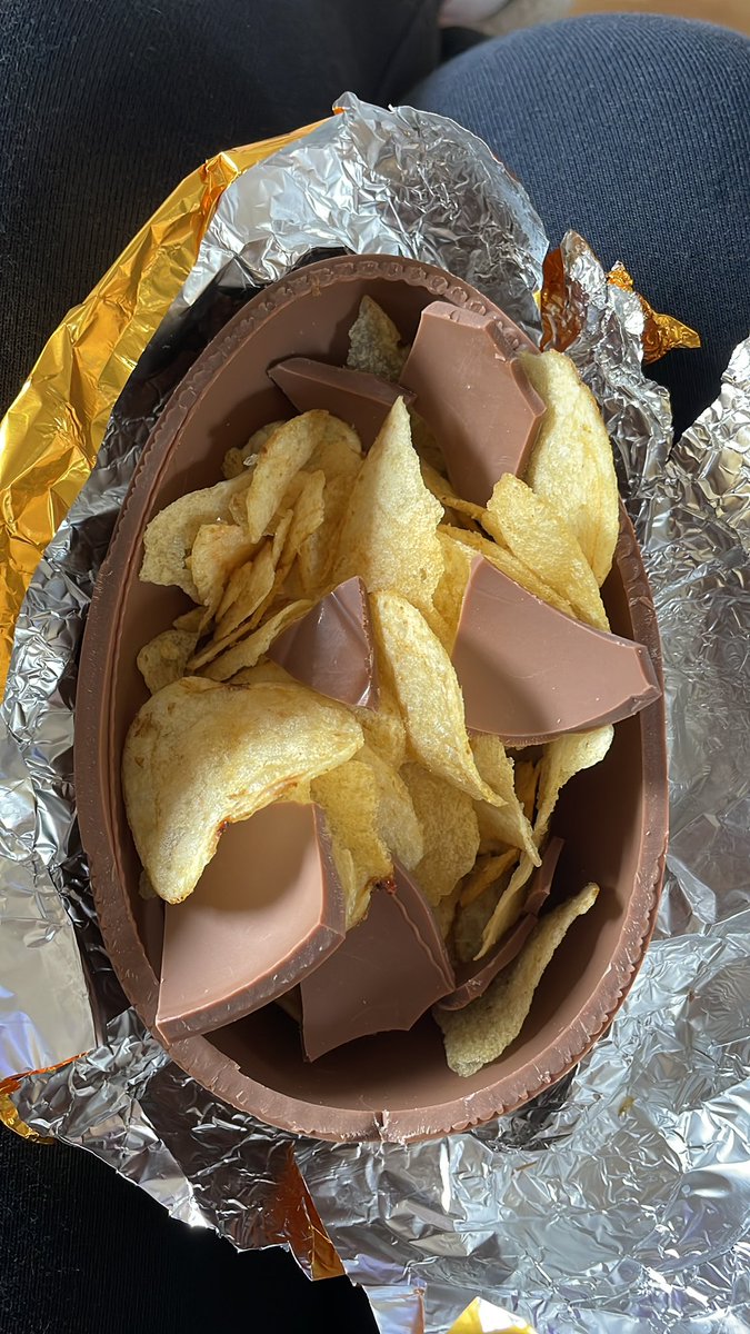 thealliegreen's tweet photo. The best part of Easter is eating your last (only) egg with crisps! @walkers_crisps @CadburyUK #whatasnack https://t.co/kZTRgA2XKH