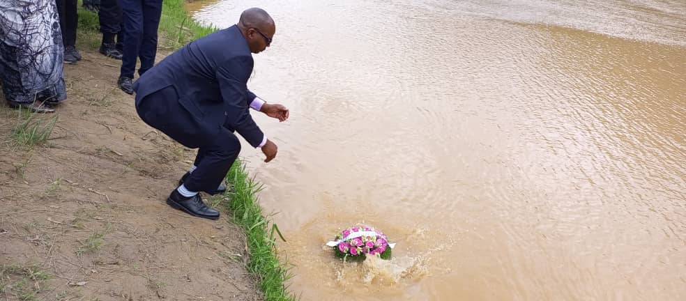 Muhangadis's tweet photo. Iki gikorwa cyabimburiwe no gushyira #indabo ku mugezi wa #Nyabarongo waroshywemo Abatutsi benshi bari bahungiye kuri Paruwasi Gatolika ya Ntarabana muri Jenoside yakorewe Abatutsi muri Mata 1994. #Kwibuka29
@Unity_MemoryRw @RwandaSouth https://t.co/MLPgtCBGiz