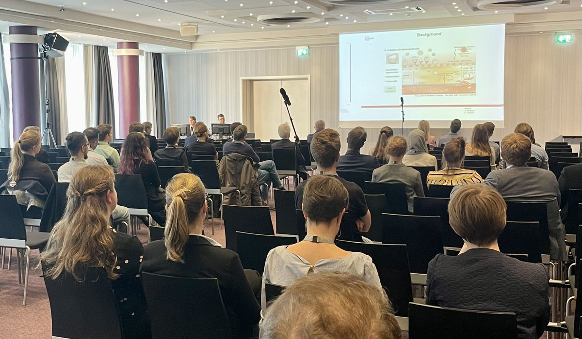 Hannah Billig (@hannah_billig_) on Twitter photo Die translationale Session der <a href="/YoungDgk/">Young DGK</a> hat viele #EarlyBirds in Saal 8 gelockt! Es ging los mit einem super Vortrag von <a href="/SeddingUni/">Univ.-Prof. Dr. med. Daniel G. Sedding</a> zur Pathophysiologie der KHK đ„
<a href="/WinkelsLab/">Holger Winkels</a> @jochen_dutzmann <a href="/JSchmalzridt/">Jonathan Schmalzridt</a> <a href="/AndreasZietzer/">Andreas Zietzer</a> <a href="/SamuelSossalla/">Samuel Sossalla</a> <a href="/SteffensLab/">Sabine_Steffens</a> Die translationale Session der <a href="/YoungDgk/">Young DGK</a> hat viele #EarlyBirds in Saal 8 gelockt! Es ging los mit einem super Vortrag von <a href="/SeddingUni/">Univ.-Prof. Dr. med. Daniel G. Sedding</a> zur Pathophysiologie der KHK đ„
<a href="/WinkelsLab/">Holger Winkels</a> @jochen_dutzmann <a href="/JSchmalzridt/">Jonathan Schmalzridt</a> <a href="/AndreasZietzer/">Andreas Zietzer</a> <a href="/SamuelSossalla/">Samuel Sossalla</a> <a href="/SteffensLab/">Sabine_Steffens</a>