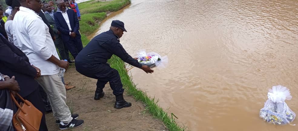 Muhangadis's tweet photo. Iki gikorwa cyabimburiwe no gushyira #indabo ku mugezi wa #Nyabarongo waroshywemo Abatutsi benshi bari bahungiye kuri Paruwasi Gatolika ya Ntarabana muri Jenoside yakorewe Abatutsi muri Mata 1994. #Kwibuka29
@Unity_MemoryRw @RwandaSouth https://t.co/MLPgtCBGiz