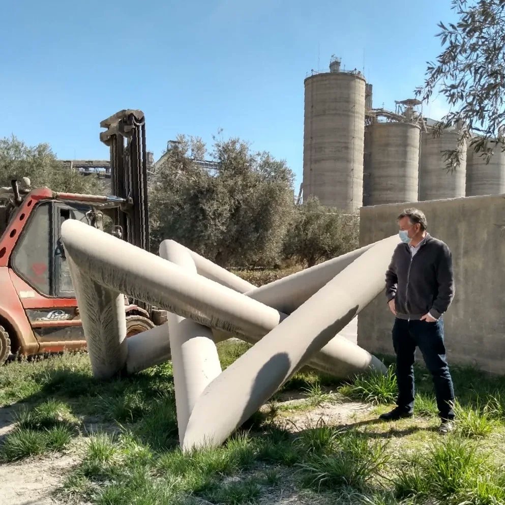 ppcruznovillojr's tweet photo. Sobre el respeto a la (es)cultura en España. Torre Picasso cambió de propietario y al poco tiempo desapareció la escultura de Cruz Novillo que estaba a los pies del edificio. La ha encontrado años después el profesor Miguel Cereceda, tirada en la fábrica de Portland Valderrivas. https://t.co/v0ocKAgHEW