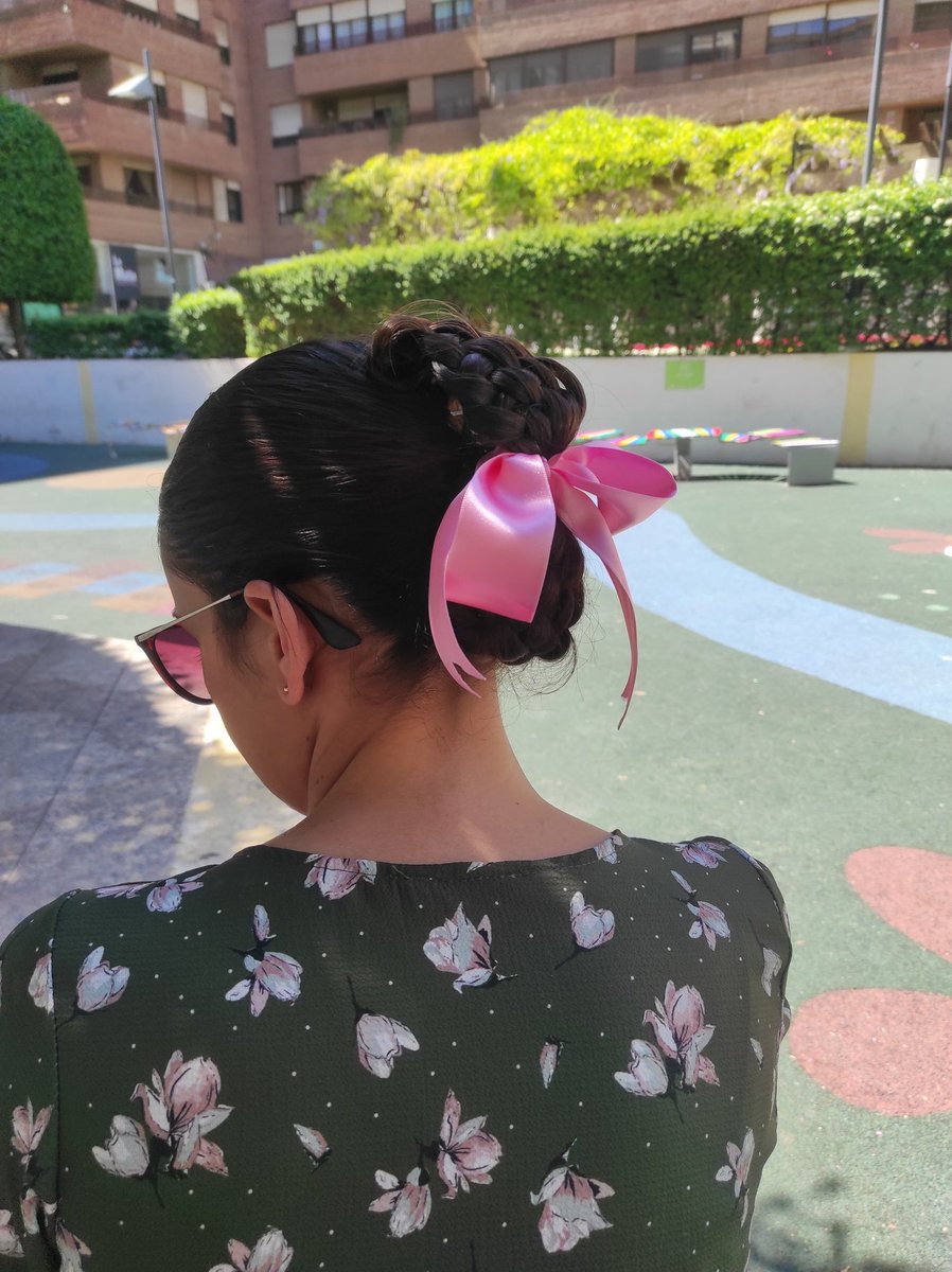 Pasado El Bando, me niego a quitarme mi moño y aprovecho para dos cosas:

1ºRevindicar el uso del refajo. Sé q es un atuendo caro, pero en muchísimas ocasiones ese no es el motivo de no llevarlo, sino la comodidad y es una pena pq tenemos un traje regional de mujer PRECIOSO.
Hilo