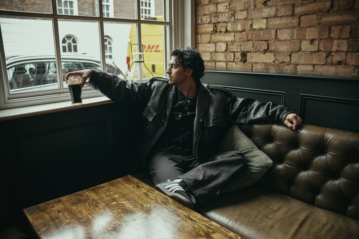 joejonas's tweet photo. Cheers 🍻🇬🇧 https://t.co/Nnz9xdVVtn