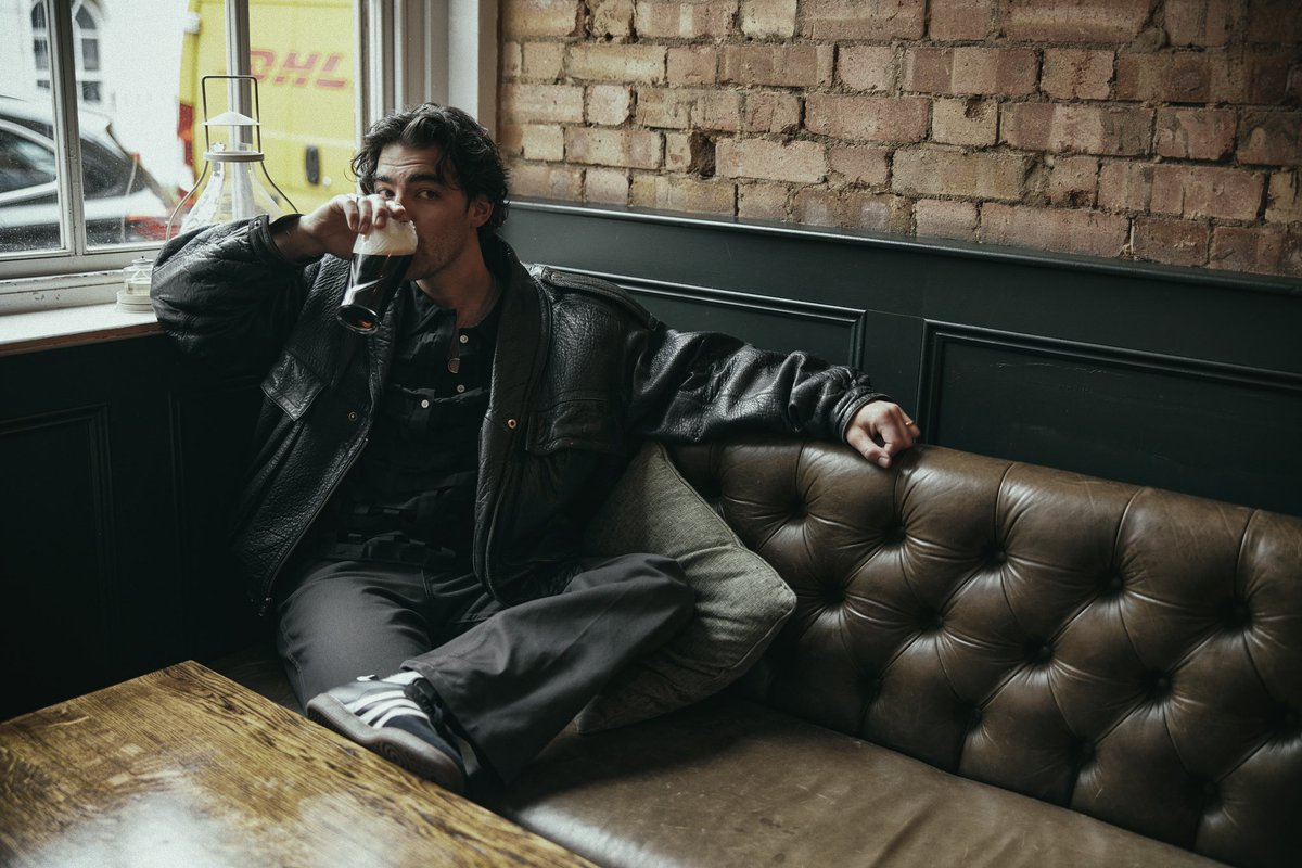 joejonas's tweet photo. Cheers 🍻🇬🇧 https://t.co/Nnz9xdVVtn