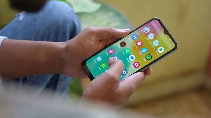 ShivayTalks's tweet photo. I recently bought F14 5G(6GB &amp; 128GB). Great Mobile Phone under 16k. @SamsungMobile always try to make unique Phone

What i Like in #SamsungF14
➡️90Hz refresh rate
➡️AI Voice Focus 
➡️Gorilla glass 5
➡️Android v13
➡️Massive 6000mAh battery
➡️25W fast charging

#Unboxfrevolution5G https://t.co/tEhRm5Wi1L