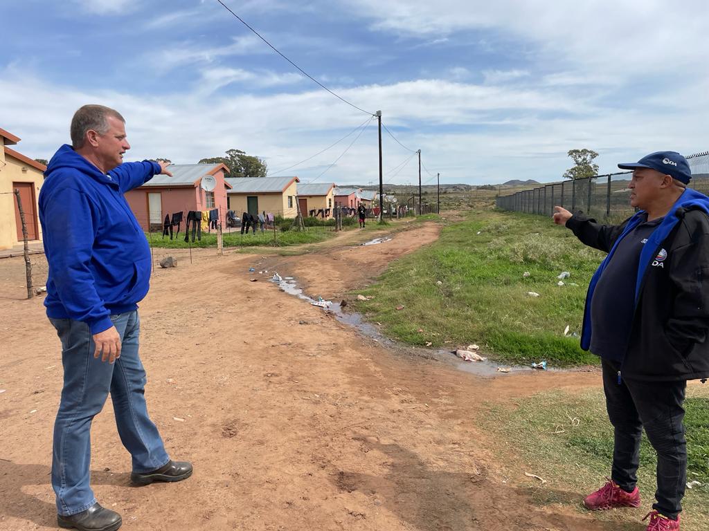 DAEasternCape's tweet photo. Cllr Matthee Nel and Cllr John Shaw are doing an oversight visit at a sewage overflow by, Crossroads, Mzamomhle, Burgersdorp this is a neglected community and the DA is driving this issue. #thedagetsthingsdone https://t.co/xJnUjM2r90