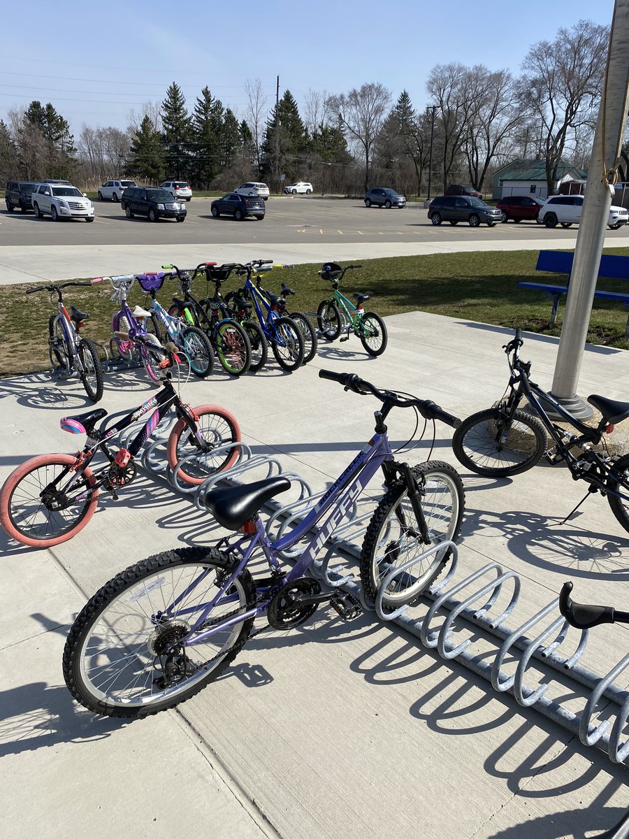 KEGuinn's tweet photo. ❤️these kinds of mornings!  Sunny skies, warm temps &amp; lots of bikes at school! @SchoolsMichigan @OCSWildcats https://t.co/aFdG0SVFZI