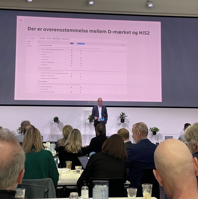 På #NIS2-konferencen i <a href="/DanskIndustri/">DI - Dansk Industri</a> stillede <a href="/Cybersikkerhed/">ً</a> skarpt på det nye EU-direktiv. #NIS2 er et svar på cybertruslen og et konkurrenceparameter på samme tid. @Industriensfond og <a href="/Mikael_Jensen/">Mikael Jensen</a> fortalte, hvor de danske virksomheder skal starte: D-mærket 👇
#digitaltrust