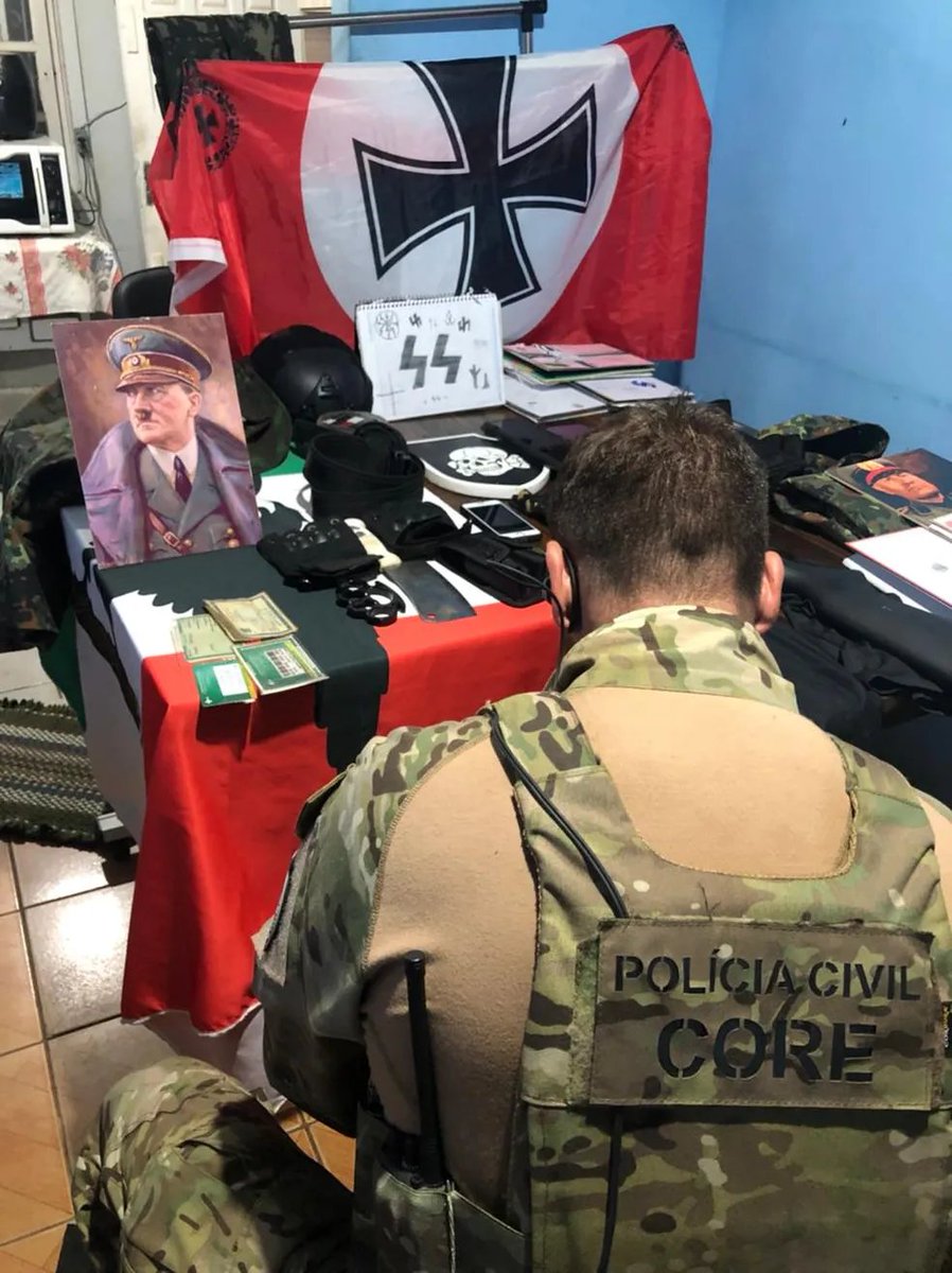 g1rs's tweet photo. Adolescente é apreendido e pais são presos com material de apologia ao nazismo em Maquiné, diz polícia https://t.co/B79fh6juIl #g1RS https://t.co/8kghzqwfVA