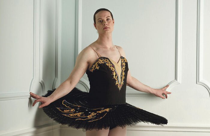 Huguixxo's tweet photo. Toca desmontar otra✨fake new✨

En las últimas horas ha sido noticia Sophie Rebecca, una mujer trans que practica ballet. 

Obviamente esto es horrible porque ¿¡cómo se atreve una persona a tener hobbies!? 

Espera ¿hobbies? ¿no es bailarina de la RAD? Pues no. https://t.co/uh4vhU8qpy