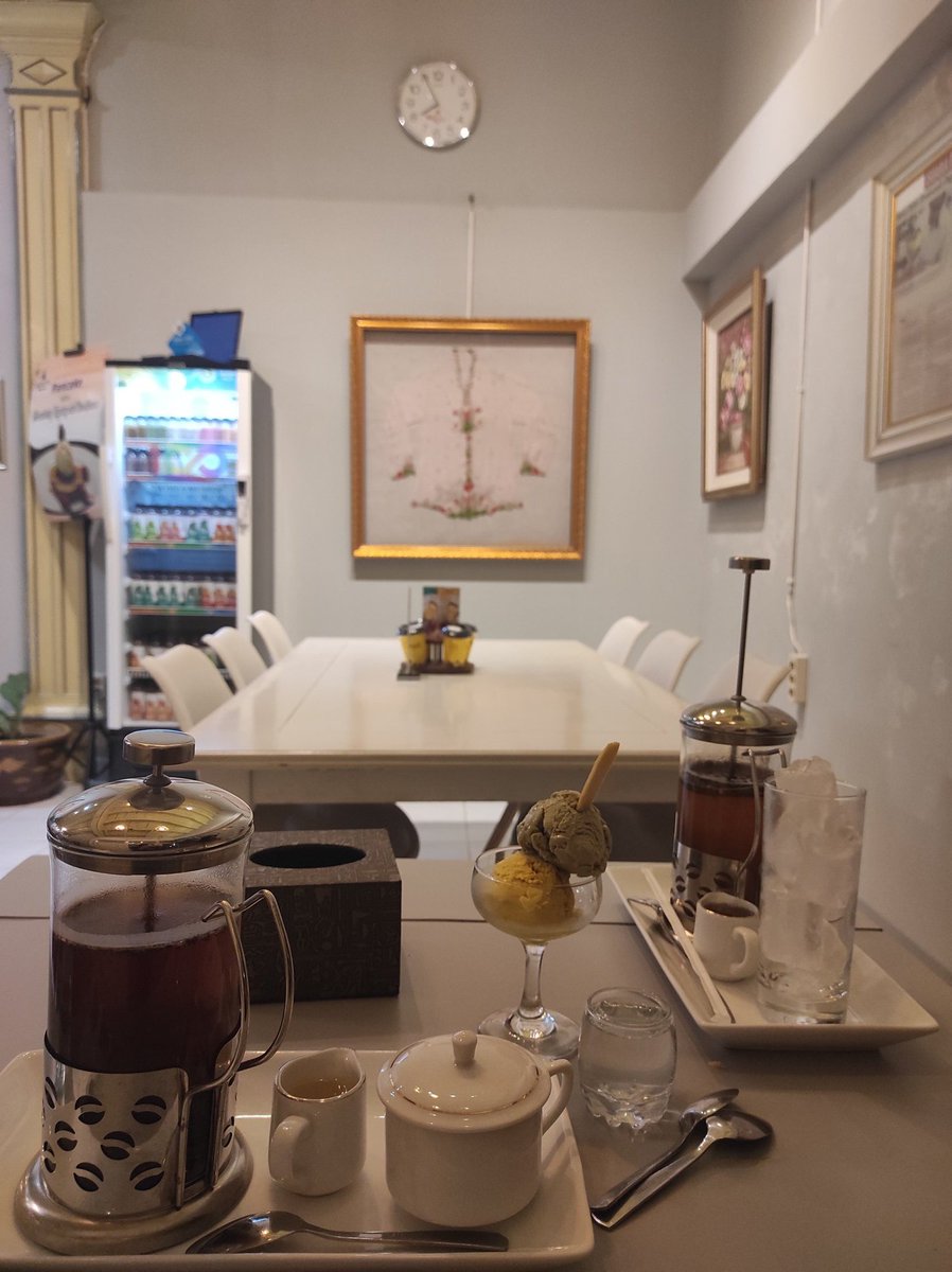gethuklindrii's tweet photo. @WarungKopiKita Etapi karena kebangkrutan ini, berdasar informasi yg saya dapet nih min.. Generasi kedua beliau, bapak Seno Budiono berusaha ngenalin jamu dengan bikin cafe jamu di Semarang, Makuta Jamu namanya. 

Menunya unik-unik deh, dari jamu latte, es krim jamu sampe olahan frappe jamu :)) https://t.co/63glQJx3KI
