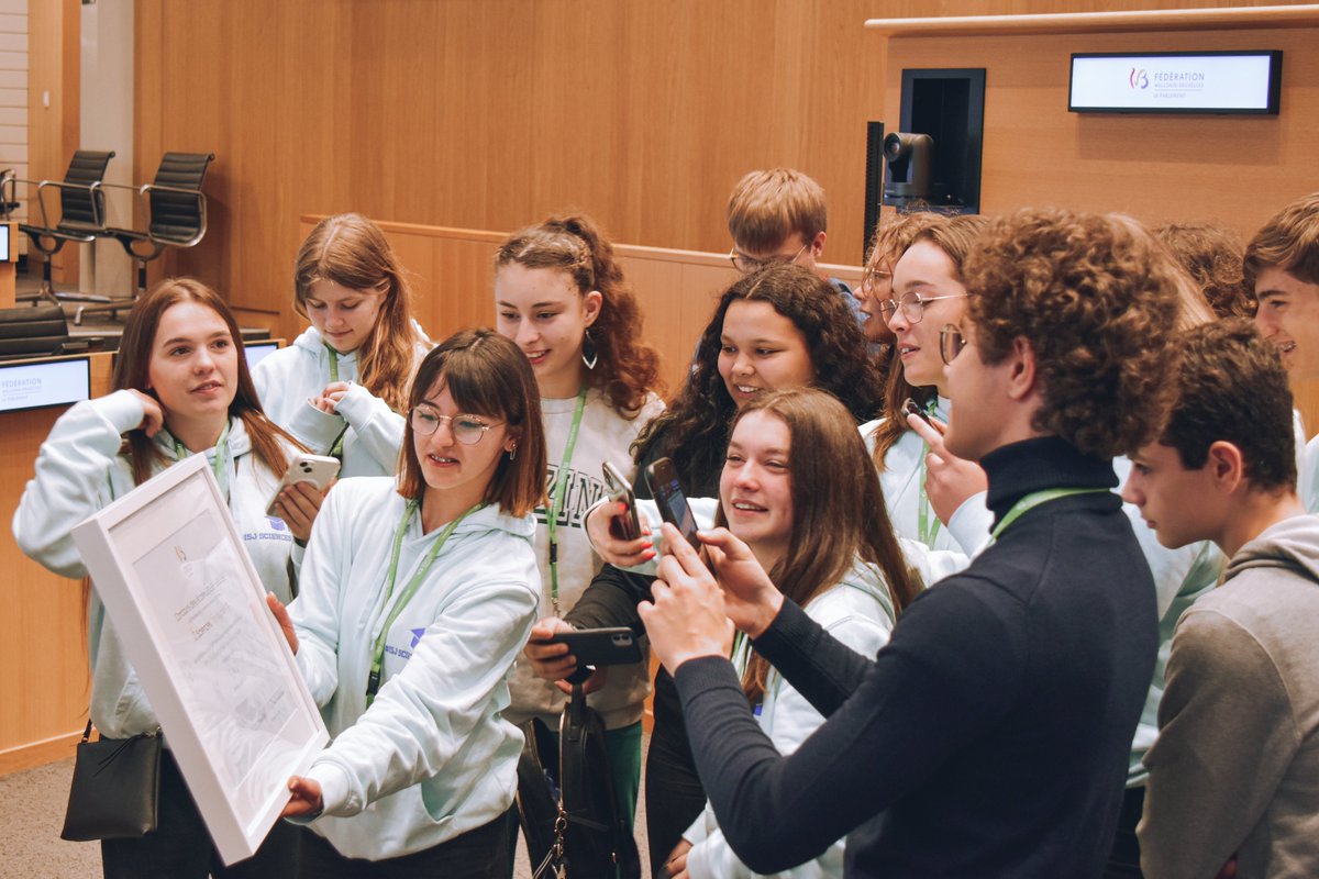 Parlement Fédération (@parlementf) on Twitter photo Ce jour a eu lieu la remise du prix du concours des #écoles du <a href="/ParlementF/">Parlement Fédération</a> en présence du Président de l'assemblée et du Jury. La classe 4GTB de l'Institut Saint-Joseph #LaLouvière, est la lauréate 2023.
📷 Découvrir la vidéo gagnante et le concours : pfwb.be/cde Ce jour a eu lieu la remise du prix du concours des #écoles du <a href="/ParlementF/">Parlement Fédération</a> en présence du Président de l'assemblée et du Jury. La classe 4GTB de l'Institut Saint-Joseph #LaLouvière, est la lauréate 2023.
📷 Découvrir la vidéo gagnante et le concours : pfwb.be/cde