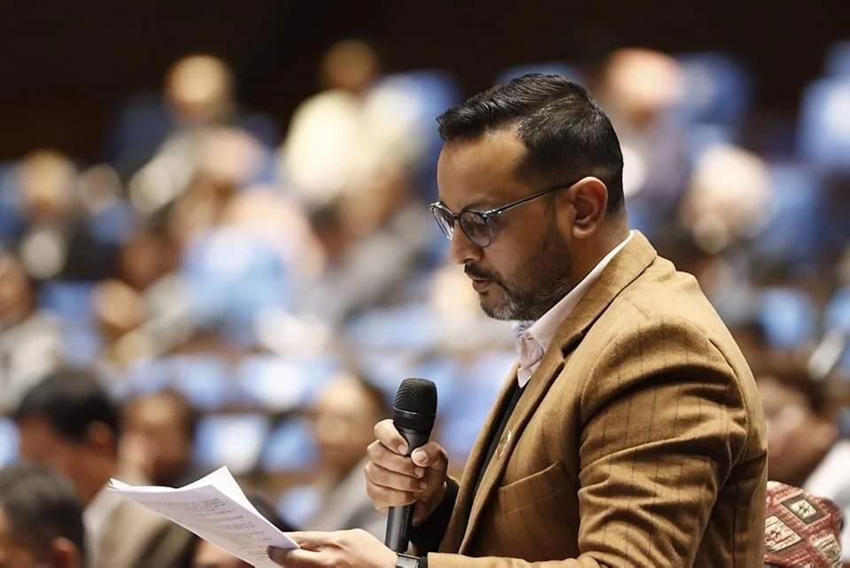 RONBupdates's tweet photo. MP Asim Shah asks question about Summit Apartment issue in Parliament saying, " ललितपुर महानगरको बकुन्डोलको हाइटमा निर्माणधिन समिट अपार्टमेन्ट वरपरको २ वटा घर पुर्ण रुपमा क्षति हुने गरि भासिएको छ। अझै पनि जमिन भासिने र चक्रिने क्रम जारी नै छ। सञ्चार माध्यममा आएका अनुसार उक्त अपार्टमेन्टको नक्सा पनि पास भएको छैन यथार्थ के हो महोदय? जनताले एउटा टहरो बनायो भने नगरपालिकाले नक्सा पास भएको छ कि छैन भनेर चेक गर्नेले १६ तल्लो भवनको यत्रो ठुलो भवनको को नक्सा चेक गर्नु पर्छ कि पर्दैन ? बिना नक्सा पास १८ रोपनी जग्गामा १६ तल्ले निर्माण किन रोकिएन कसको मिलोमतोमा भएको हो यो ?"