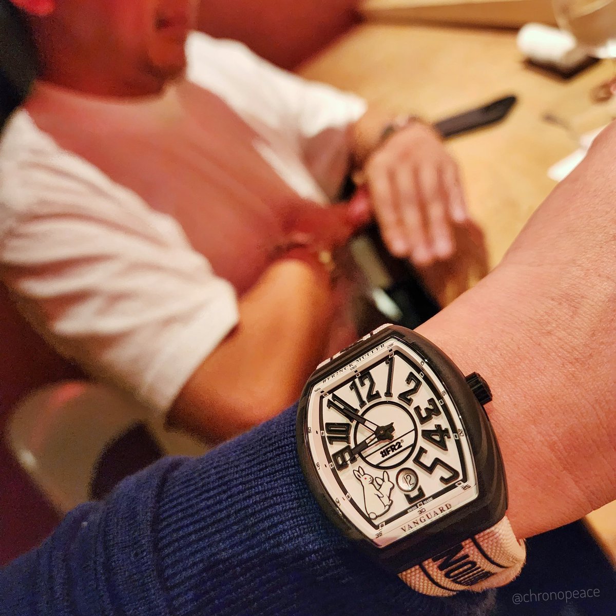 この時計に縁がある、とある人物とのディナータイム。欲しい人は、今のうちにフランクミュラーに問い合わせた方が良いよ。日本にも余りが入るかもしれないそうだし。 Dinner time with someone who did something to make this watch.

#franckmuller #fr2nk #fr2 #fr2nkmuller #フランクミュラー