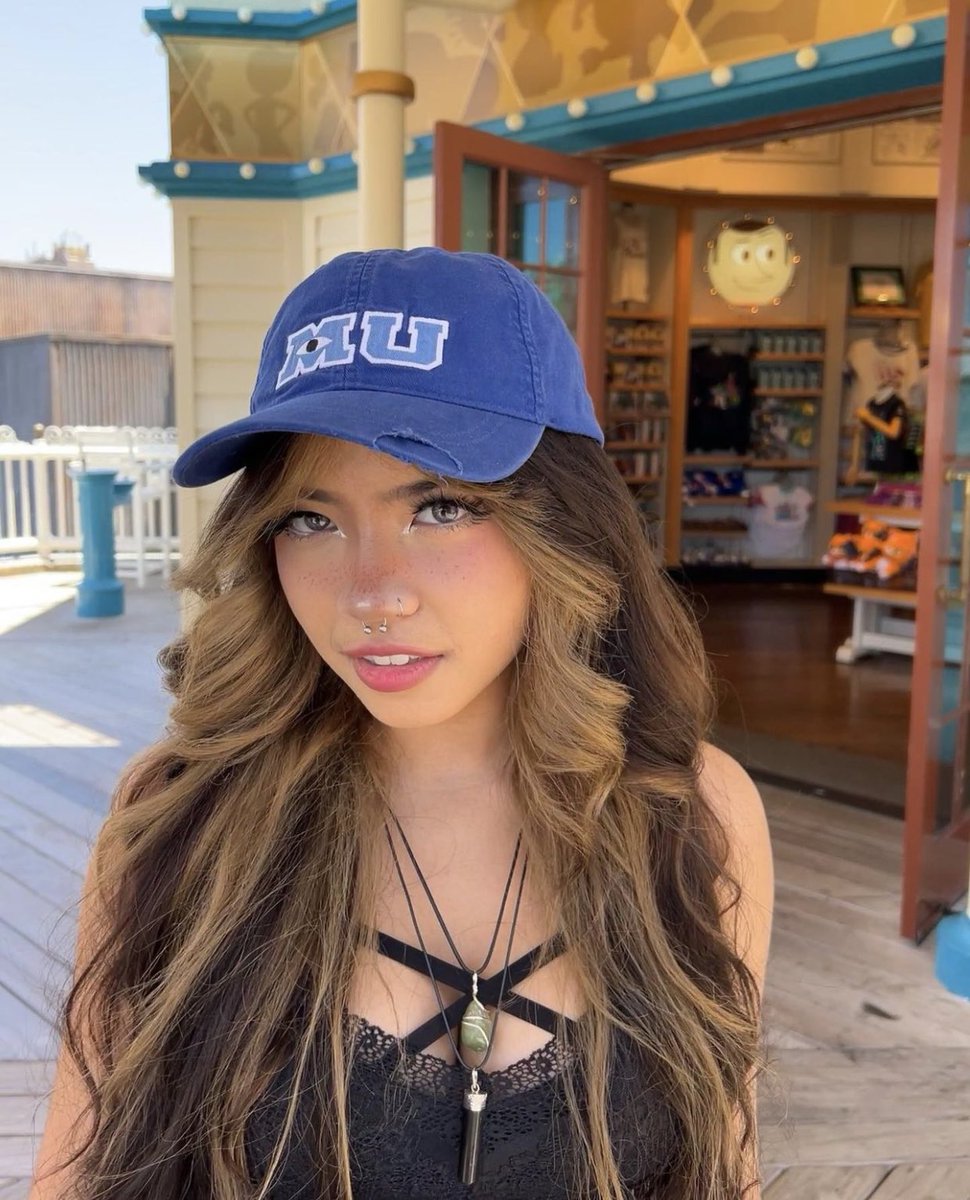 angelicatlol's tweet photo. me or the ps5? 💕 https://t.co/0a0Pdd5AGX