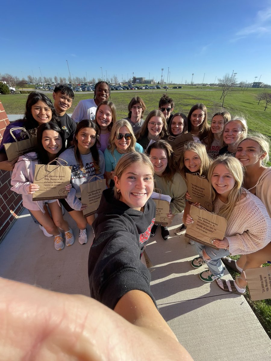 ProfeMakiBirch's tweet photo. Gracias, @lauraEsquivel @ChipotleTweets for the gift of literature on your bags from 2018 I still use in class. The poetic power of your words made our senior hearts cry today. ❤️@SHSFalcons https://t.co/10O7kpN9zX