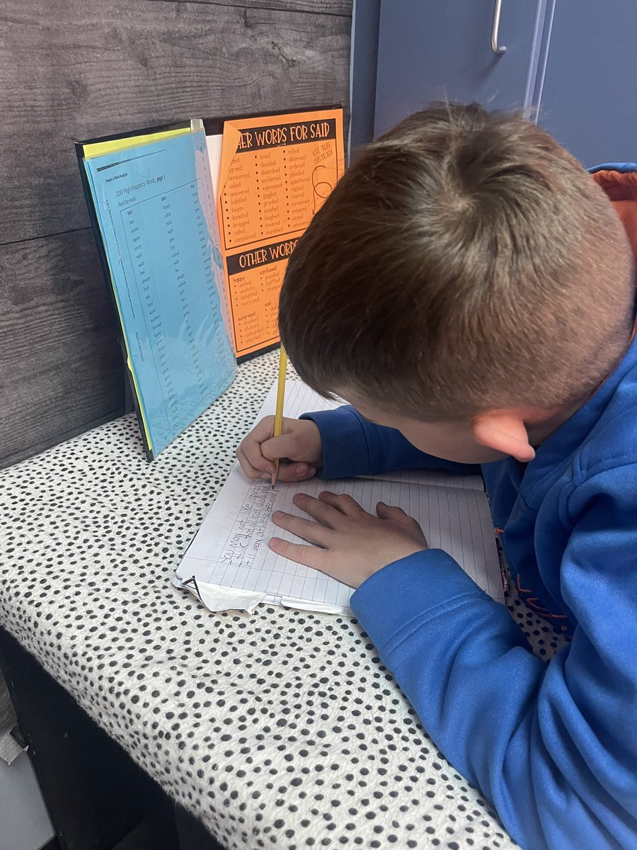 NicolePierro6's tweet photo. As an extension activity some are creating their own argumentative article. They have to include their claim, intended audience, and details to support their claim. Their pencils are MOVING! #WES https://t.co/PsoLO8j2ym