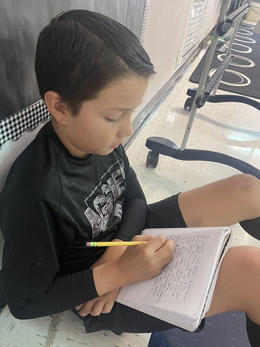 NicolePierro6's tweet photo. As an extension activity some are creating their own argumentative article. They have to include their claim, intended audience, and details to support their claim. Their pencils are MOVING! #WES https://t.co/PsoLO8j2ym
