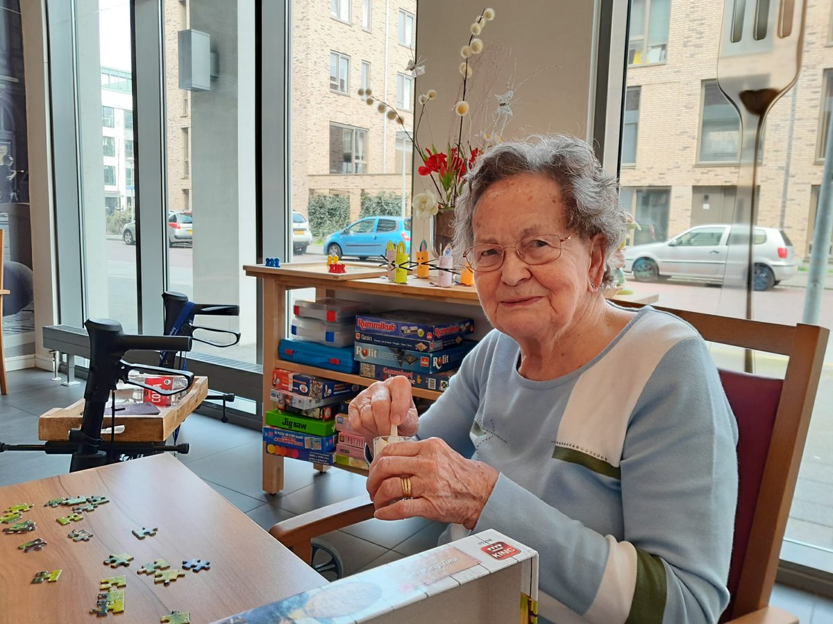 Op eerste Paasdag kreeg iedereen een heerlijke zelfgemaakte Paaslekkernij geserveerd op het Ontmoetingsplein in Het Zamen die zeer in de smaak viel bij de bewoners en bezoekers. 
#pasen #traktatie #daslief #zorgsector #denhaag #stichtingeykenburg #ouderenzorg #welzijn