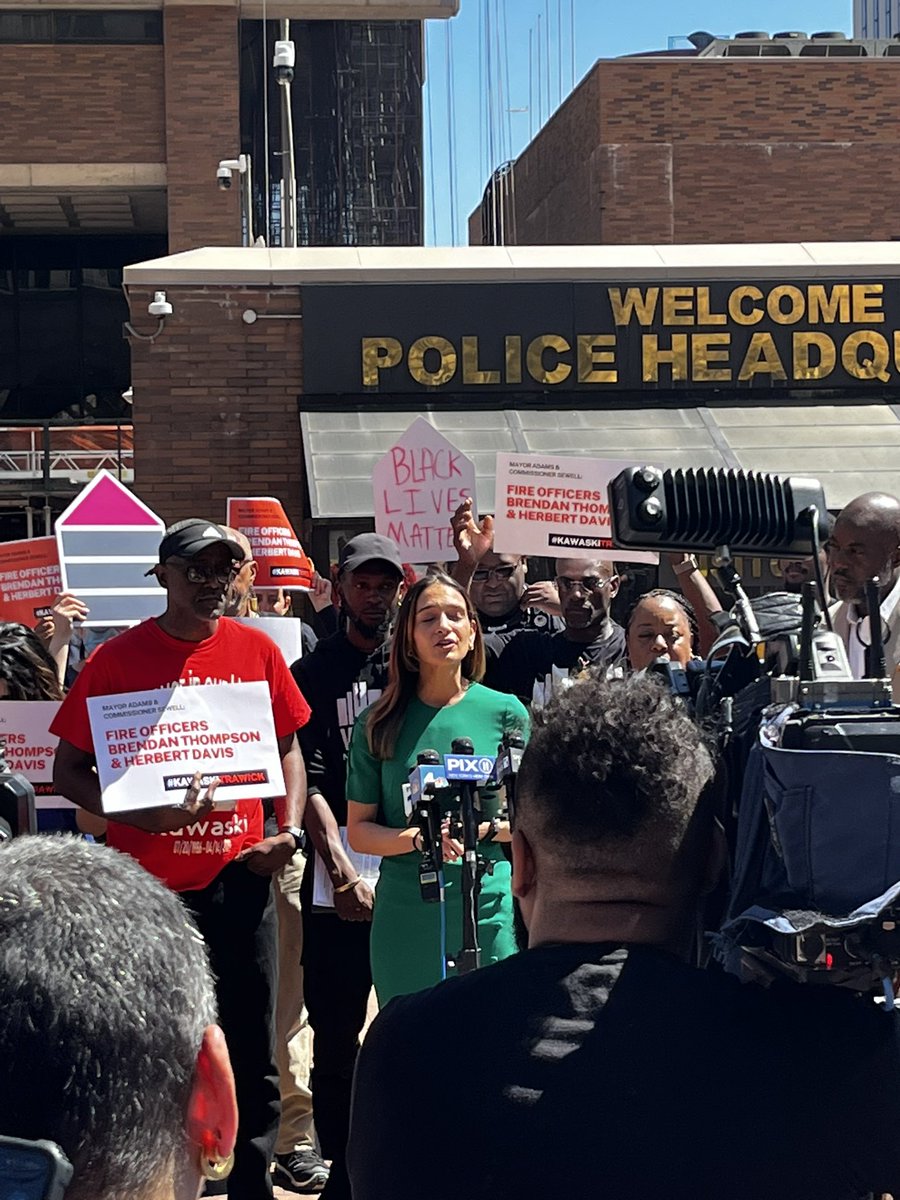 On my lunch break, I get to run into my former state senator @JuliaCarmel__ standing up to hold the police accountable for violence against the community #KawaskiTrawick