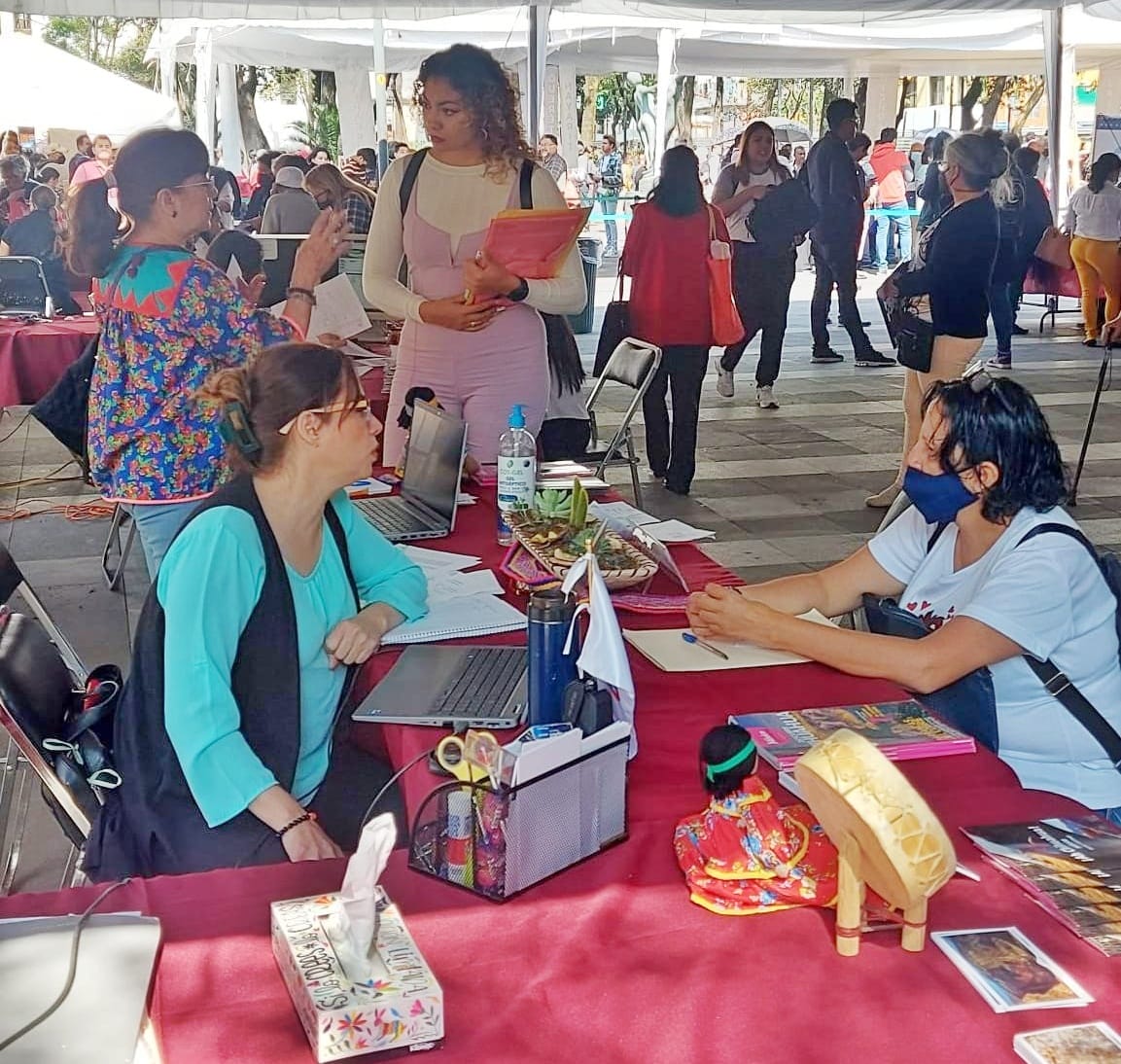segegobchih's tweet photo. Agradecemos el apoyo del equipo de @ChihuahuaEnMX , en coordinación con el Registro Civil del Estado de Chihuahua, para atender a chihuahuenses que radican en la Cd. de México con el fin de rectificar a distancia de sus documentos de identidad. #JuntosSíPodemos https://t.co/qdj2rzdiYl