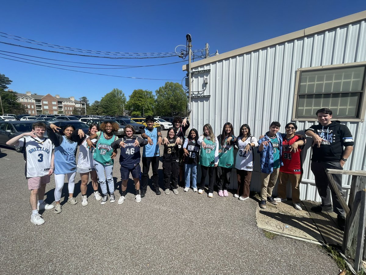 RakestrawAtWork's tweet photo. 4th period knows it’s Grizz in Four. Senior class showing love to @memgrizz  at White Station, where ban homework on game days. #BigMemphis https://t.co/QNE8BgNeeH