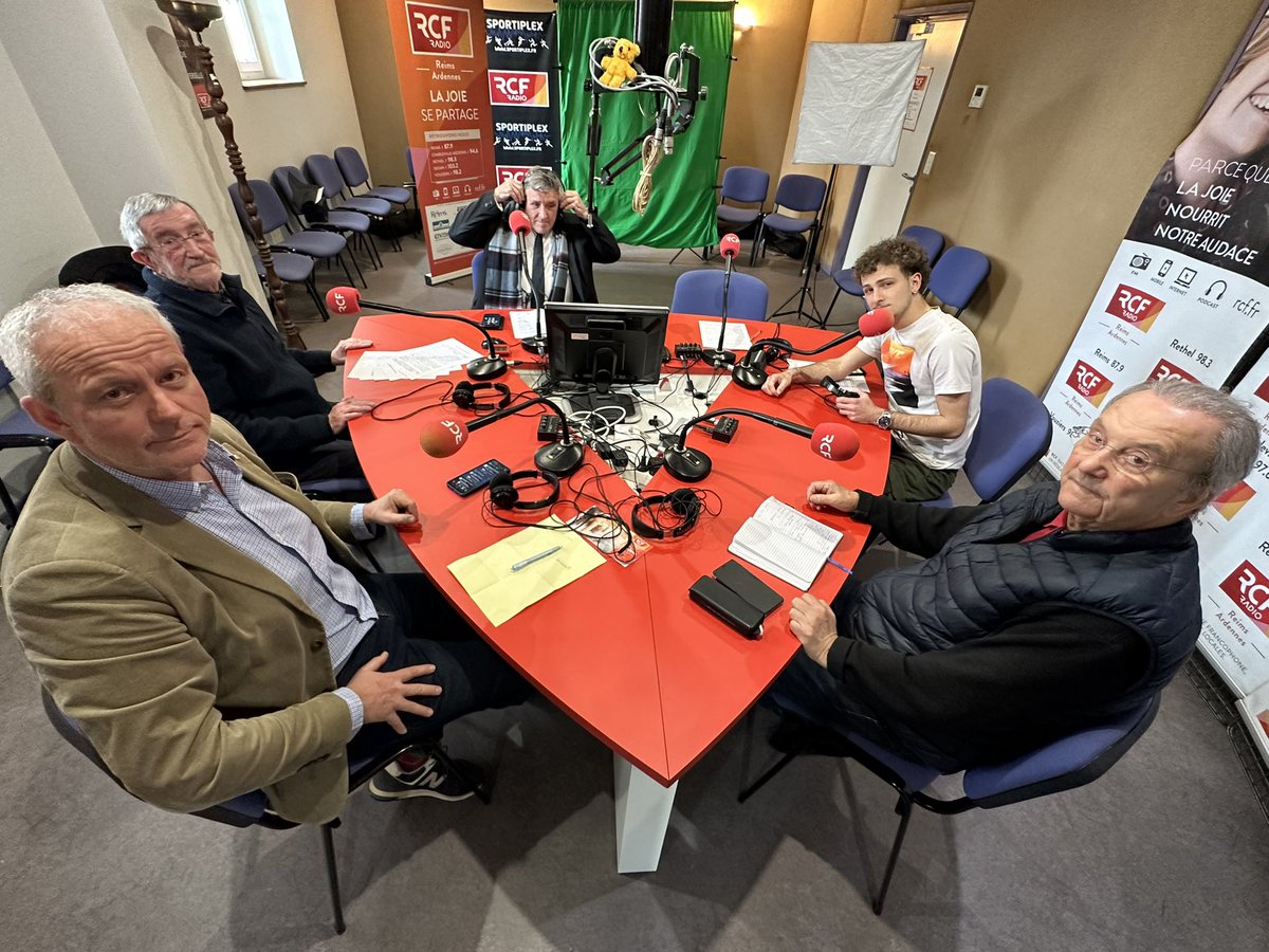 RCFRA's tweet photo. 👀 Ils étaient autour de la table lors du #1819CA ce mercredi : @HerveCAUSSE, Robert Reverger, @JP__Benoit, @A_ClaudeReitz (derrière le téléphone), @s_louca, et Fernand Tavarès https://t.co/hemkq2DmMG