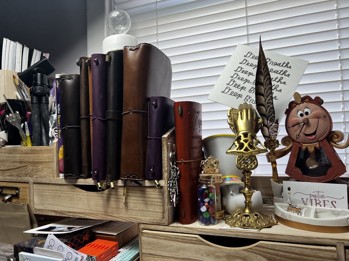 AmandaBelleLee's tweet image. My ADHD is making me want to rearrange my desk AGAIN!!😅🤦🏻‍♀️ (#FindTheFork) 😉 💖if you found it.