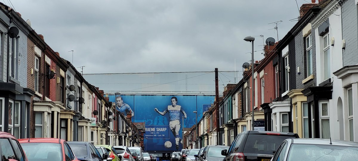 SteveMulville's tweet photo. Cold ,wet,grey skies across the tightly knit streets of L4 today..🌧
#inmyevertonhome ⚽️
#DixieDean
#GraemeSharp
#EvertonFC 
@robertmdaws https://t.co/1HWPSxD5e3