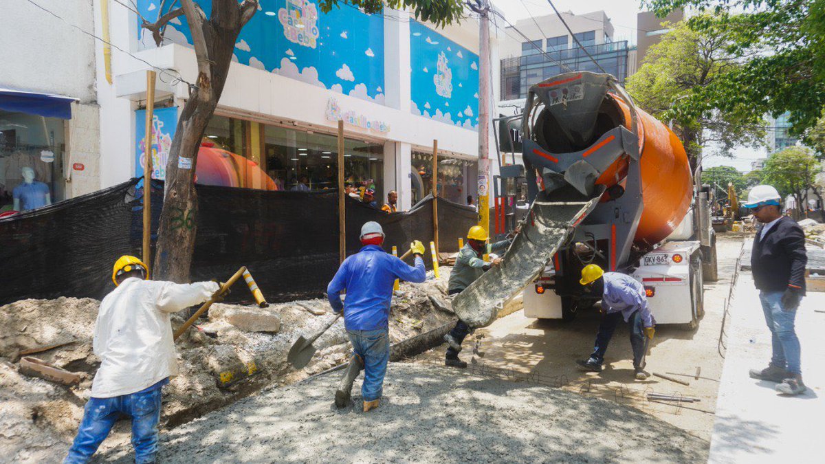 SETPSANTAMARTA's tweet photo. 🧡¡La Carrera 5ta es imparable!🧡

🚜Continuamos con la construcción del pavimento vehicular del carril occidental de la Carrera 5ta entre las Calles 13 y 15.

#La5taQueSoñamos https://t.co/AK3DC1WRoC
