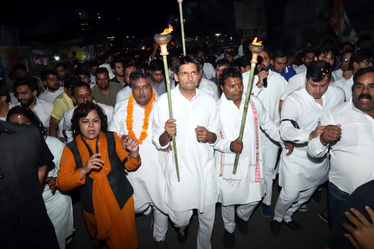 KrishanAttri_01's tweet photo. बीते सोमवार को 'लोकतंत्र बचाओ' मशाल जुलूस में फ़रीदाबाद पहुँचे राज्यसभा सांसद आदरणीय श्री @DeependerSHooda जी का बदरपुर बॉर्डर पर साथियों सहित स्वागत किया तथा जुलूस में शामिल हुआ। 
@srinivasiyc @NeerajSharmaINC @TewatiaRaghubir @lalitnagarmla @LakhanSinglaINC @VijayPratapFbd https://t.co/nXzcesWVuT