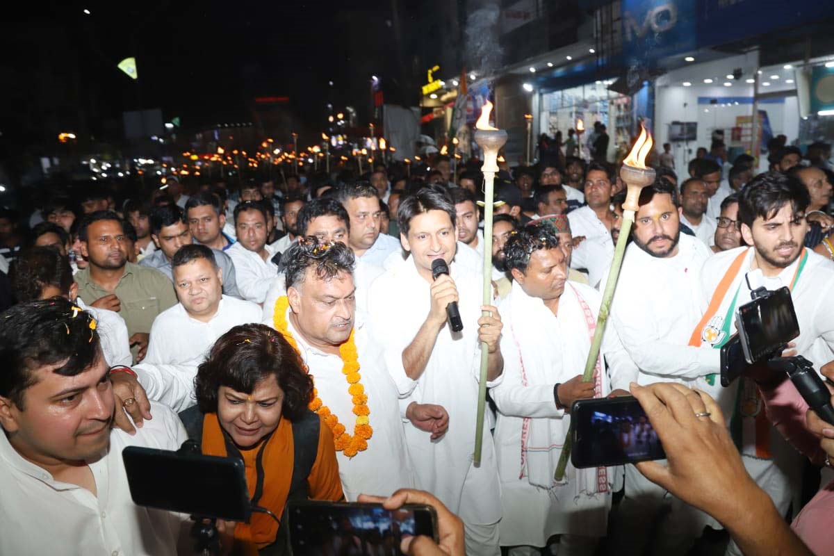 KrishanAttri_01's tweet photo. बीते सोमवार को 'लोकतंत्र बचाओ' मशाल जुलूस में फ़रीदाबाद पहुँचे राज्यसभा सांसद आदरणीय श्री @DeependerSHooda जी का बदरपुर बॉर्डर पर साथियों सहित स्वागत किया तथा जुलूस में शामिल हुआ। 
@srinivasiyc @NeerajSharmaINC @TewatiaRaghubir @lalitnagarmla @LakhanSinglaINC @VijayPratapFbd https://t.co/nXzcesWVuT