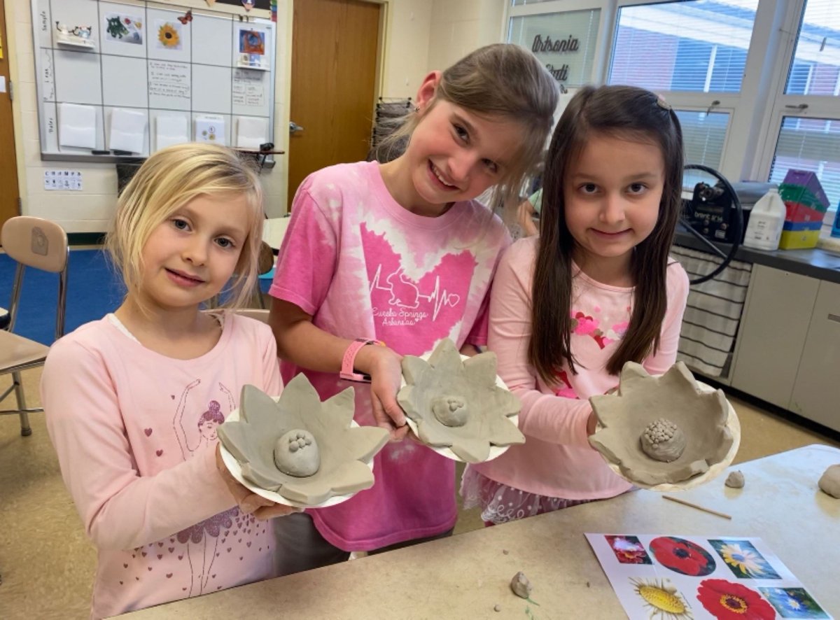 These Everett Eagles learned about the different parts of a flower and how to attach clay pieces together. They also studied pollination and added some bee pollinators to their flower bowls! As their art teacher Ms. McKelvey said, “these pieces look amazzzing!” #LFmoments