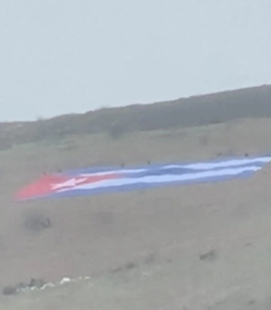 Joe Biden llegó hoy a Irlanda del Norte. En una colina próxima al aeropuerto donde aterrizó desplegaron esta enorme bandera que seguramente vio desde su ventanilla 🇨🇺 Los irlandeses fueron a recordarle que también ellos están con Cuba, la isla que mantiene bloqueada. Me imagino…
