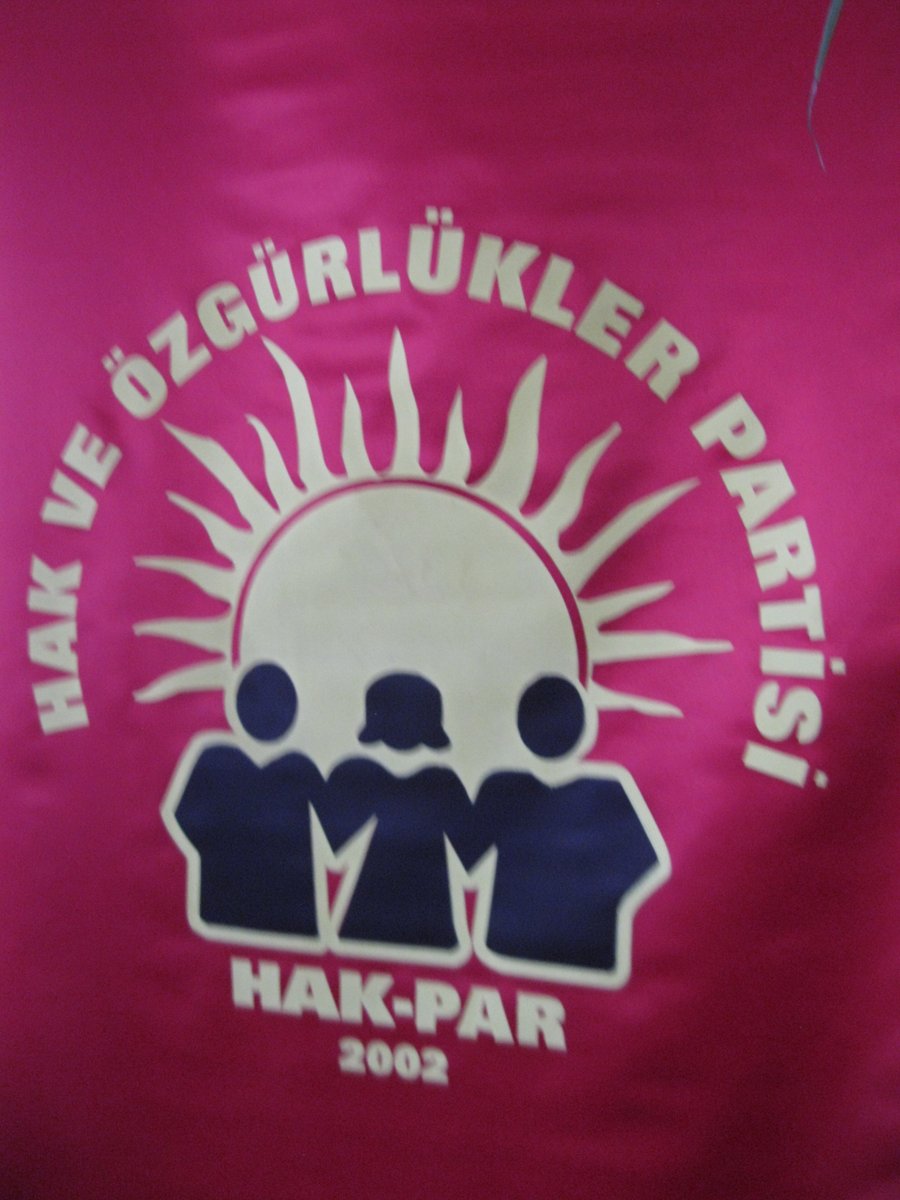 Özgürlük ve Barış için HAK-PAR
Kürt sorununun çözümü ülkeye barış getirecek
Kaynaklar yakıp yıkmaya değil,
ekonomik ve sosyal gelişmeye harcanacak
Toplum refaha ulaşacak